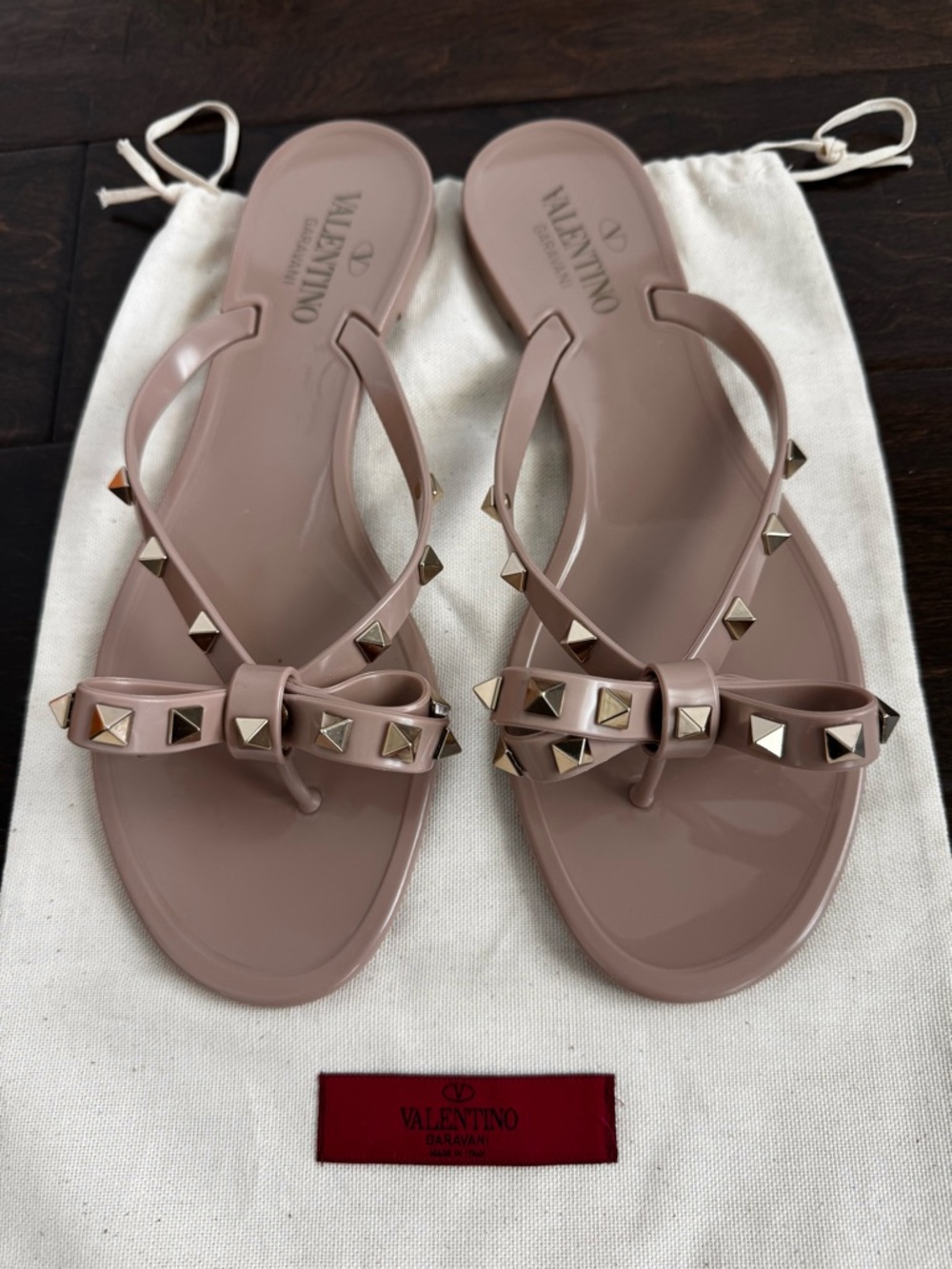 Valentino Garavani Rockstud Bow Jelly flip flop sandals Poudre Nude
